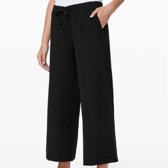 ululemon On the Fly Wide-Leg 7/8 Pant Woven Black - Picture 1 of 5